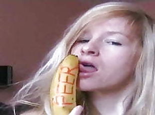 Blonde Amateurin lutscht Banane